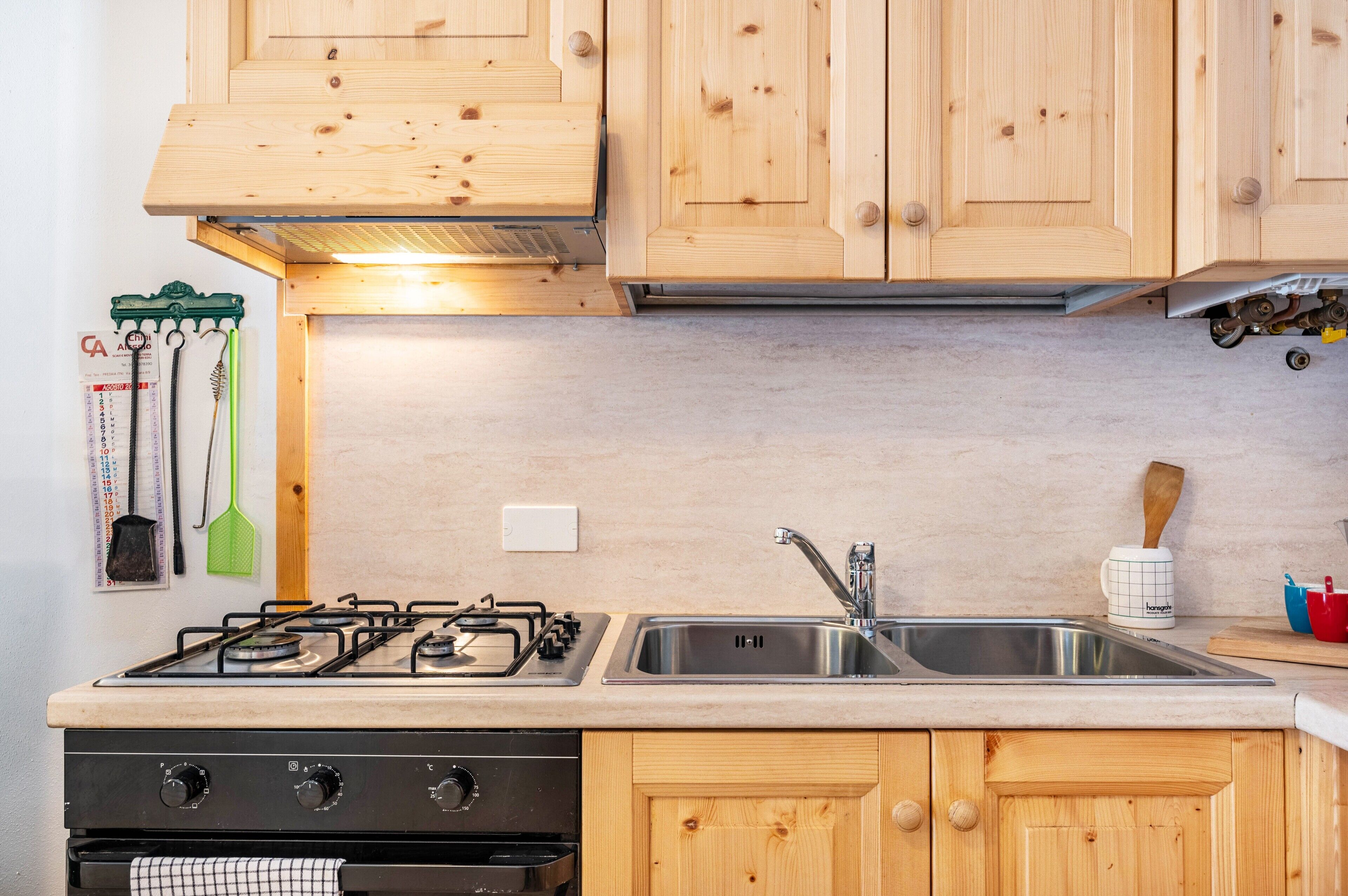 Fridge, oven, stovetop, coffee/tea maker