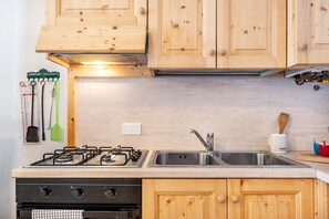 Køleskab, ovn, kogeplade, kaffe-/temaskine