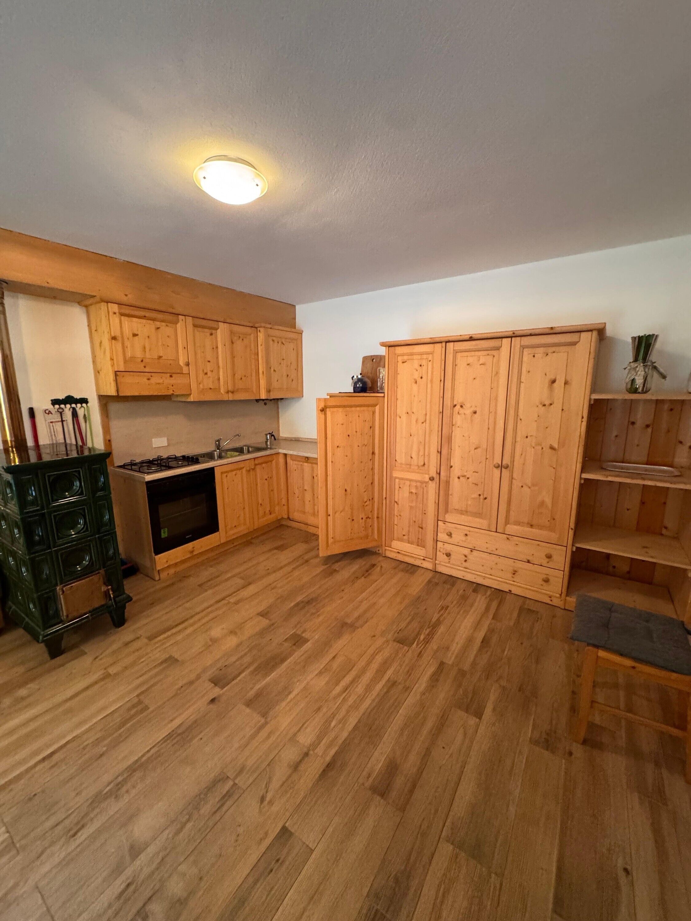 Refrigerador, horno, parrilla de estufa y cafetera y tetera 