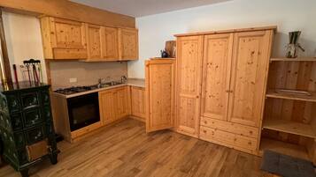 Refrigerador, horno, parrilla de estufa y cafetera y tetera