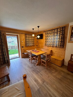 Interior - Apartment 'Chalet Panorama Rabbi' with Mountain View, Shared Garden and Wi-Fi (San Bernardo)