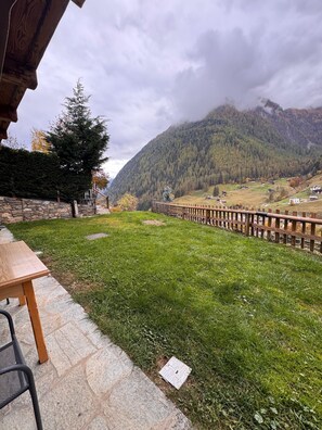 Property grounds - Apartment 'Chalet Panorama Rabbi' with Mountain View, Shared Garden and Wi-Fi (San Bernardo)