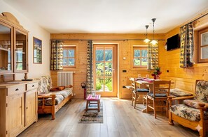 TV - Chalet Panorama Rabbi with Mountain Views in Val di Rabbi (San Bernardo)