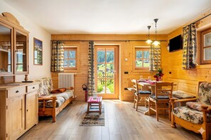 TV - Chalet Panorama Rabbi with Mountain Views in Val di Rabbi (San Bernardo)