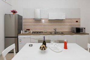 Kühlschrank, Mikrowelle, Herdplatte, Geschirrspüler