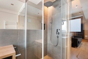 Shower, hair dryer, towels - Room 'Murrer Suite 304' with Mountain View, Shared Garden and Wi-Fi (Sarntal)