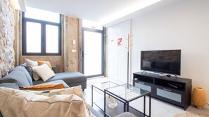 TV - 3BR Villa in Cedofeita w/ AC by LovelyStay (Porto)