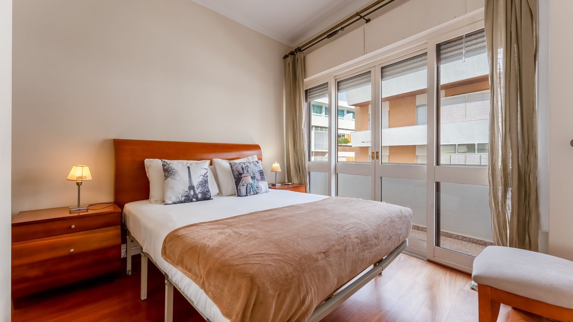 Een strijkplank/strijkijzer, gratis wifi, beddengoed