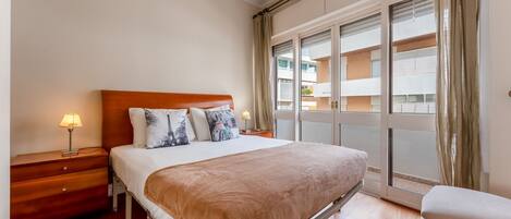 Een strijkplank/strijkijzer, gratis wifi, beddengoed