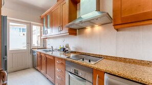 Fridge, microwave, oven, stovetop - T2 Acolhedor na Baixa de Faro by LovelyStay (Faro)