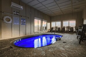 Una piscina interna con regolamento e divieto di tuffi.