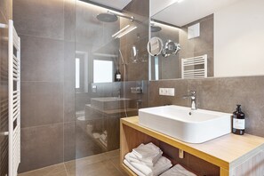 Douche, sèche-cheveux, serviettes fournies