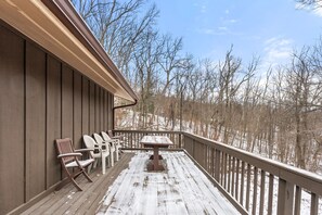 Outdoor dining - Mountain Retreat w 2 Living Spaces & Scenic Deck (Harpers Ferry)