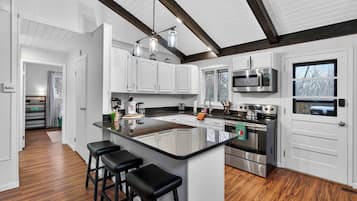 Een koelkast, een oven, een kookplaat, een vaatwasser