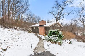 Exterior - Mountain Retreat w 2 Living Spaces & Scenic Deck (Harpers Ferry)