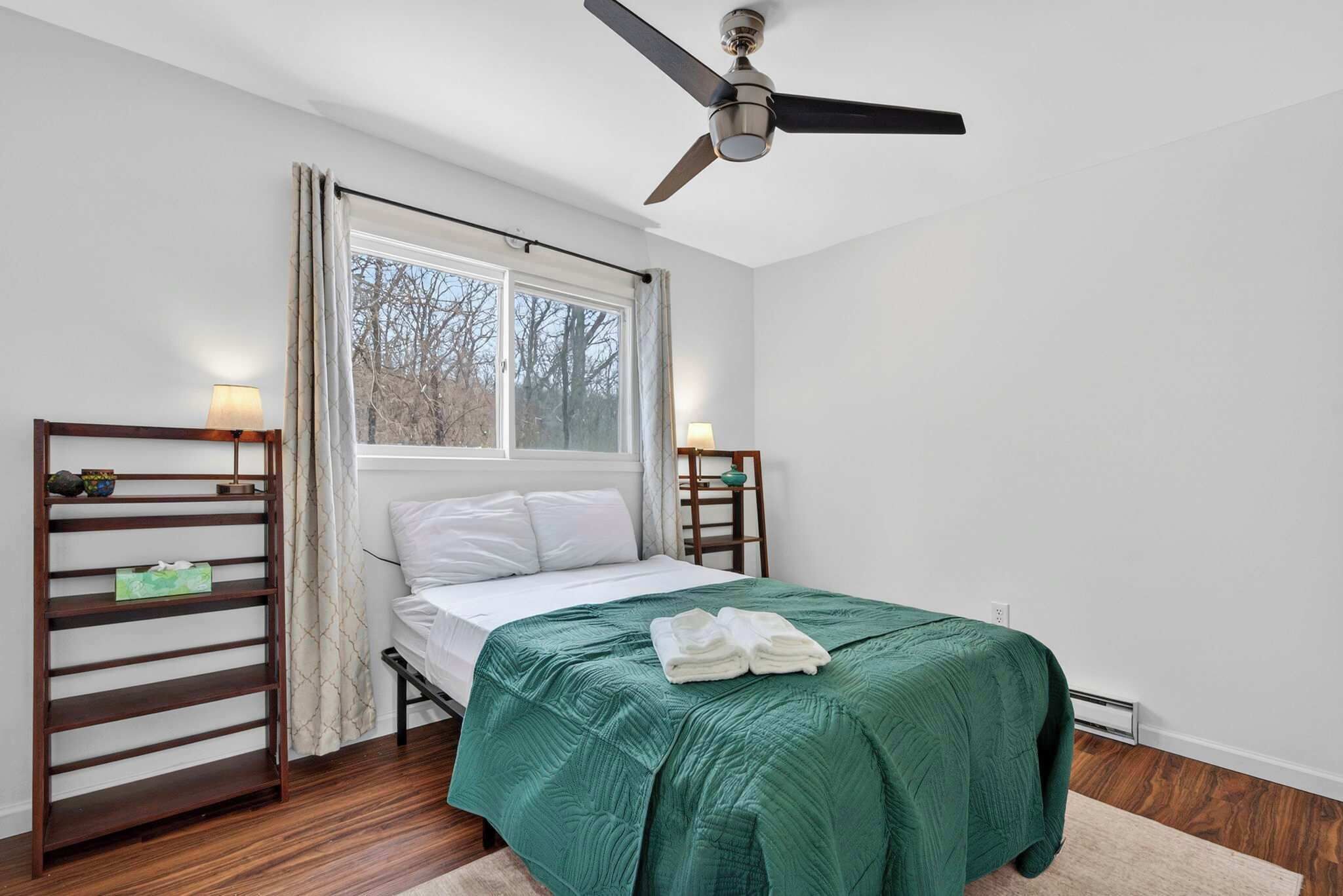 3 bedrooms, desk, WiFi, bed sheets