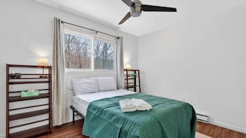 3 bedrooms, desk, WiFi, bed sheets