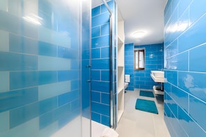 Shower, hair dryer, towels - Room 'Amalfi Luxury Rooms' with Balcony, Wi-Fi and Air Conditioning (Meta)