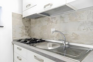 Kühlschrank, Mikrowelle, Herdplatte, Wasserkocher mit Kaffee-/Teezubehör