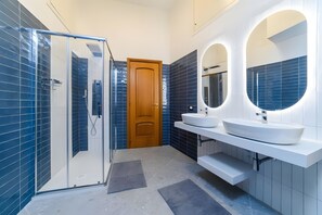 Dusche, Haartrockner, Handtücher