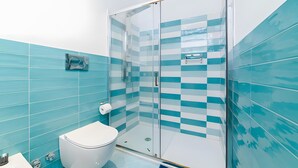 A bathroom with a glass shower enclosure, a toilet, and a sink. - 'Positano Luxury' Room with Balcony, Wi-Fi and Air Conditioning (Meta)