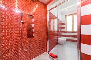 Shower, hair dryer, towels - Room 'Sorrento Luxury' with Wi-Fi and Air Conditioning (Meta)