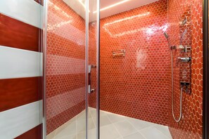 Shower, hair dryer, towels - Room 'Sorrento Luxury' with Wi-Fi and Air Conditioning (Meta)