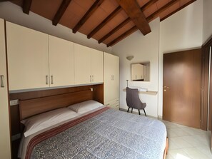 1 bedroom, iron/ironing board, WiFi, bed sheets - Apartment 'Terrazza Sulla Val D'Orcia' with Shared Pool, Private Terrace and Wi-Fi (Radicofani)