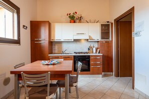 Fridge, microwave, oven, stovetop - Apartment 'Terrazza Sulla Val D'Orcia' with Shared Pool, Private Terrace and Wi-Fi (Radicofani)