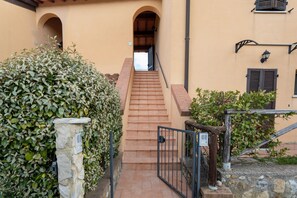 Exterior detail - Apartment 'Terrazza Sulla Val D'Orcia' with Shared Pool, Private Terrace and Wi-Fi (Radicofani)