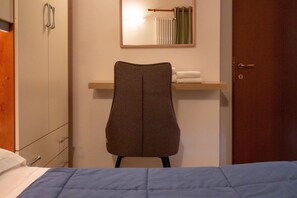 1 bedroom, iron/ironing board, WiFi, bed sheets - Apartment 'Terrazza Sulla Val D'Orcia' with Shared Pool, Private Terrace and Wi-Fi (Radicofani)