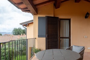 Property grounds - Apartment 'Terrazza Sulla Val D'Orcia' with Shared Pool, Private Terrace and Wi-Fi (Radicofani)