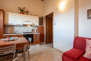 Fridge, microwave, oven, stovetop - Apartment 'Terrazza Sulla Val D'Orcia' with Shared Pool, Private Terrace and Wi-Fi (Radicofani)