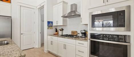 Køleskab, mikrobølgeovn, ovn, kogeplade