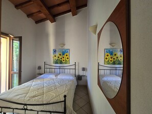2 bedrooms, iron/ironing board, WiFi, bed sheets - Villetta Pia overlooking Val d'Orcia (Radicofani)