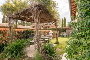 Outdoor dining - Villetta Pia overlooking Val d'Orcia (Radicofani)