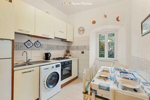 Fridge - Discover the charm of the Cinque Terre by staying in our welcoming L'Antica Piazzetta, located in the heart of Monterosso al Mare, one of the most enchanting villages in the Cinque Terre.The house is ideal for families or small groups and features two  (Monterosso)