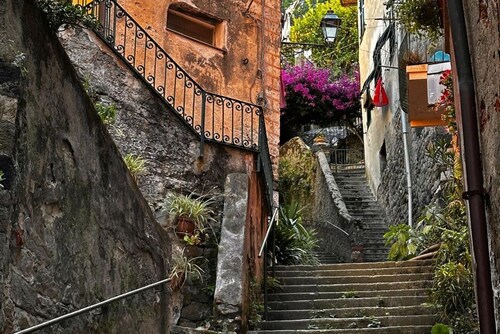 Discover the charm of the Cinque Terre by staying in our welcoming L'Antica Piazzetta, located in the heart of Monterosso al Mare, one of the most enchanting villages in the Cinque Terre.The house is ideal for families or small groups and features two 