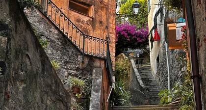 Discover the charm of the Cinque Terre by staying in our welcoming L'Antica Piazzetta, located in the heart of Monterosso al Mare, one of the most enchanting villages in the Cinque Terre.The house is ideal for families or small groups and features two