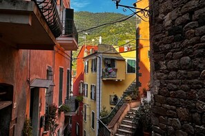 Exterior - Discover the charm of the Cinque Terre by staying in our welcoming L'Antica Piazzetta, located in the heart of Monterosso al Mare, one of the most enchanting villages in the Cinque Terre.The house is ideal for families or small groups and features two  (Monterosso)