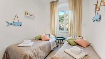 2 habitaciones y tabla de planchar con plancha