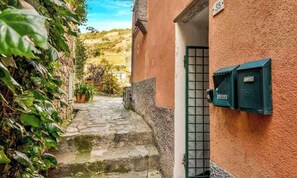 Property grounds - Discover the charm of the Cinque Terre by staying in our welcoming L'Antica Piazzetta, located in the heart of Monterosso al Mare, one of the most enchanting villages in the Cinque Terre.The house is ideal for families or small groups and features two  (Monterosso)