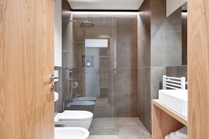 Shower, hair dryer, towels - Hotel Murrer Double Room 301 with Mountain View, Spa and Wellness Area (Sarntal)
