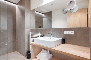Douche, sèche-cheveux, serviettes fournies