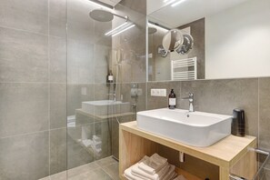 Shower, hair dryer, towels - Hotel Murrer Family Room 208 with Mountain View, Spa and Wellness Area (Sarntal)