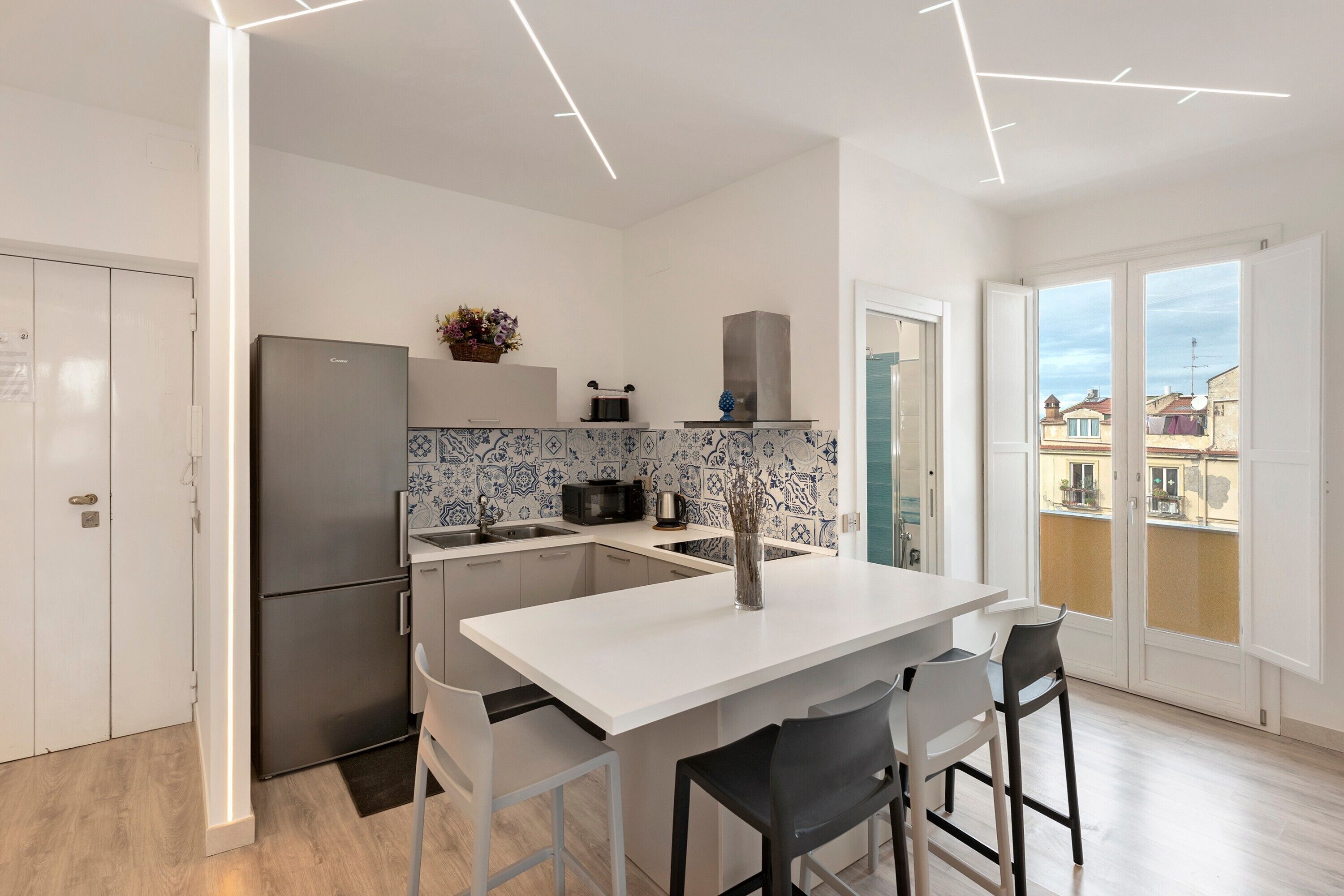 Réfrigérateur, micro-ondes, plaque de cuisson, lave-vaisselle