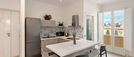 Frigorifero, microonde, piano cottura, lavastoviglie