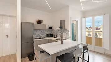 Jääkaappi, mikroaaltouuni, liesi, astianpesukone