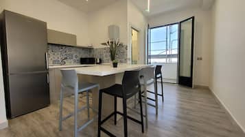 Jääkaappi, mikroaaltouuni, liesi, astianpesukone