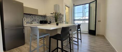 Een koelkast, een microgolfoven, een kookplaat, een vaatwasser